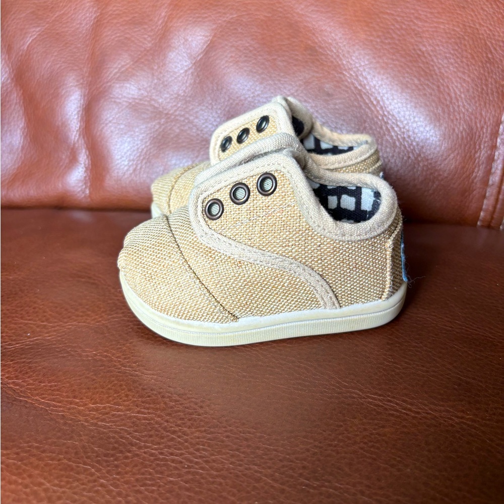Toms Baby Shoes Size 3 in cream Tan Color Easy On boy girl unisex